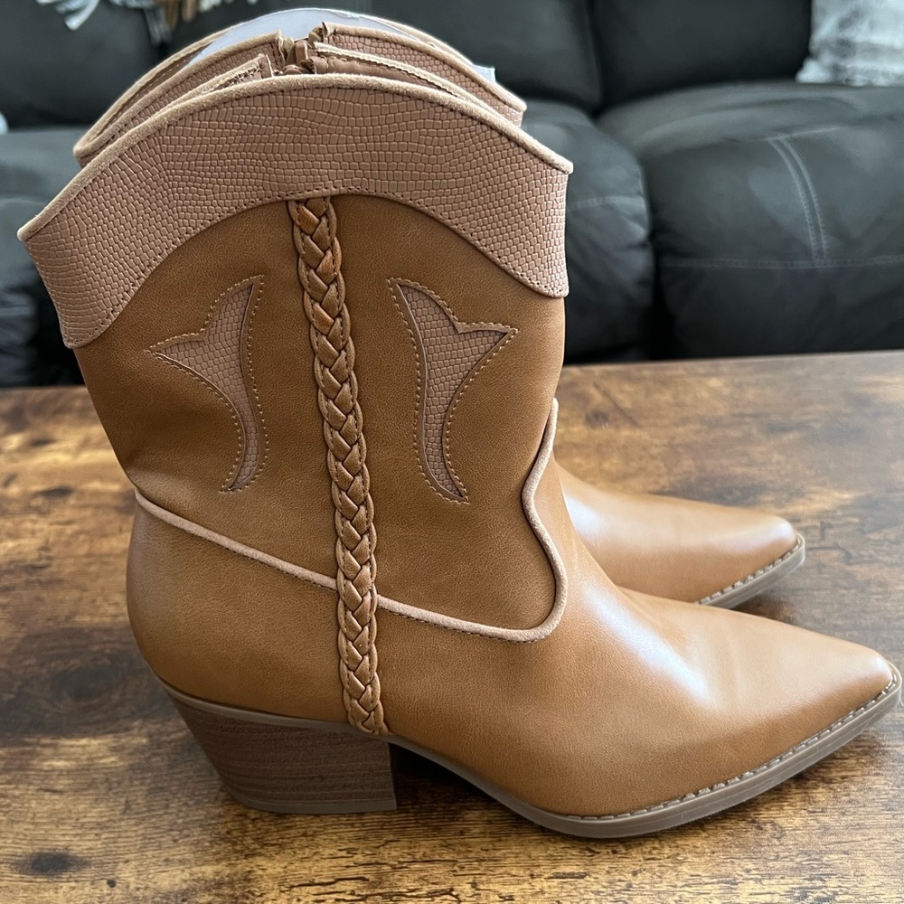 Universal threads short cowboy boots Sz 6.5